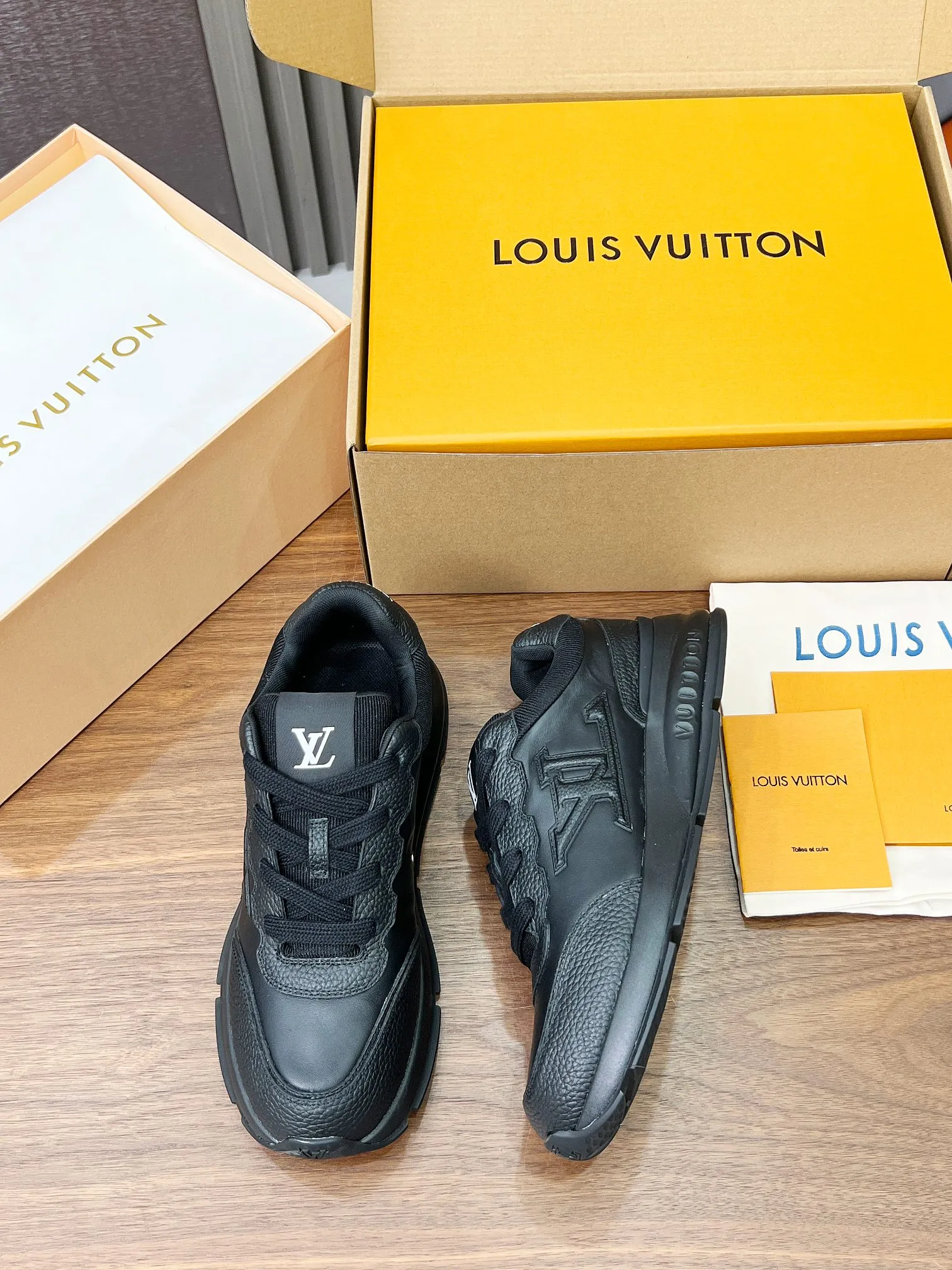 👟👟Ex-factory price 640👟👟 Men's size +10 LV Louis Vuitton L Jialu brand thick-soled casual couple's sneakers🔥🔥🔥 Made of smooth cow leather and elegant design, can be easily integrated into various styles. The eye-catching LV letters are marked on the side of the shoe, and the lightweight rubber outsole is embellished with the Vuitton logo ▪️ Sole thickness: 4CM. The counter specializes in the latest casual shoes and new hard goods 🆕 ❥Purchase level! Full of high-end feel! A popular model among bloggers at home and abroad, it’s retro and fashionable and looks amazing on your feet! Wear a lot of happiness! The official website’s main recommendation★ ▪️Upper: Original custom-made imported calfskin fabric ▪️Inner lining: breathable gauze imported from Italy ▪️Outsole: rubber foam ➕tpu high-end outsole ▪️Shoe size: women’s 35-41, (women’s 41 is custom-made). Men's clothing 39-46 (45-46 customized).